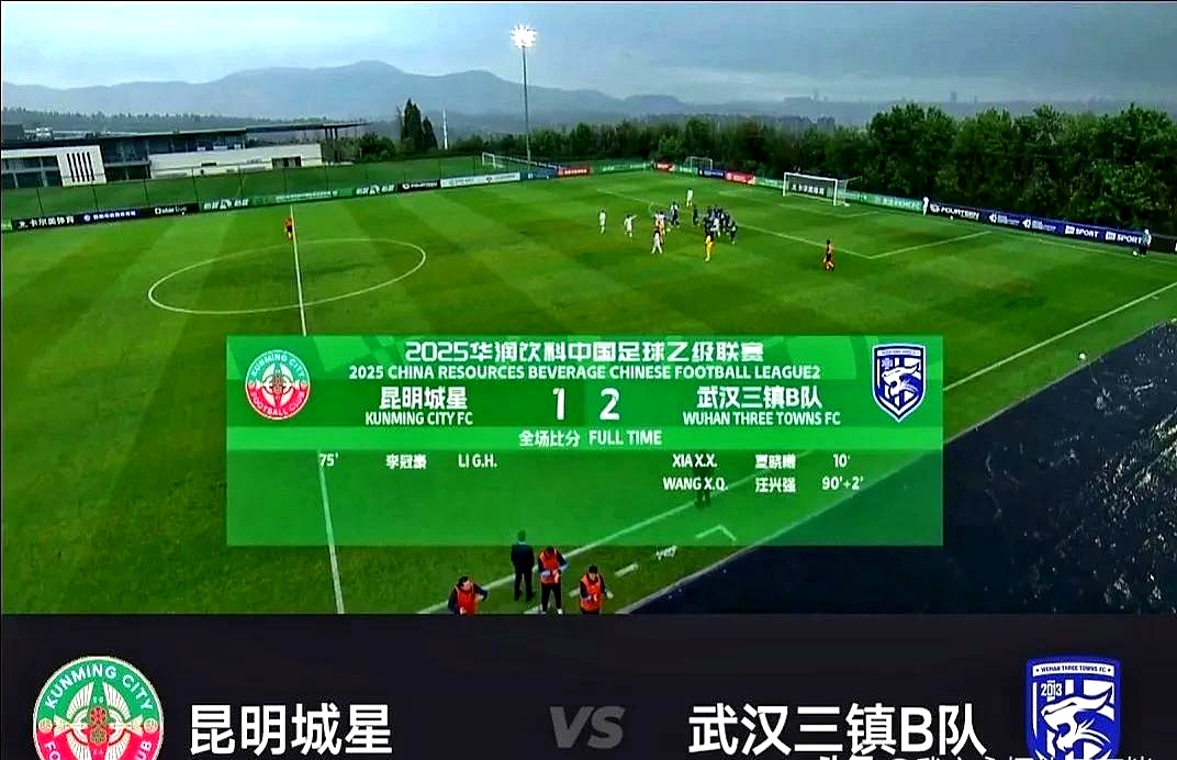  足球季后赛掀起高潮，江汉巨龙队鏖战江南迅豹队，老将里程碑之夜——定位球制造杀机