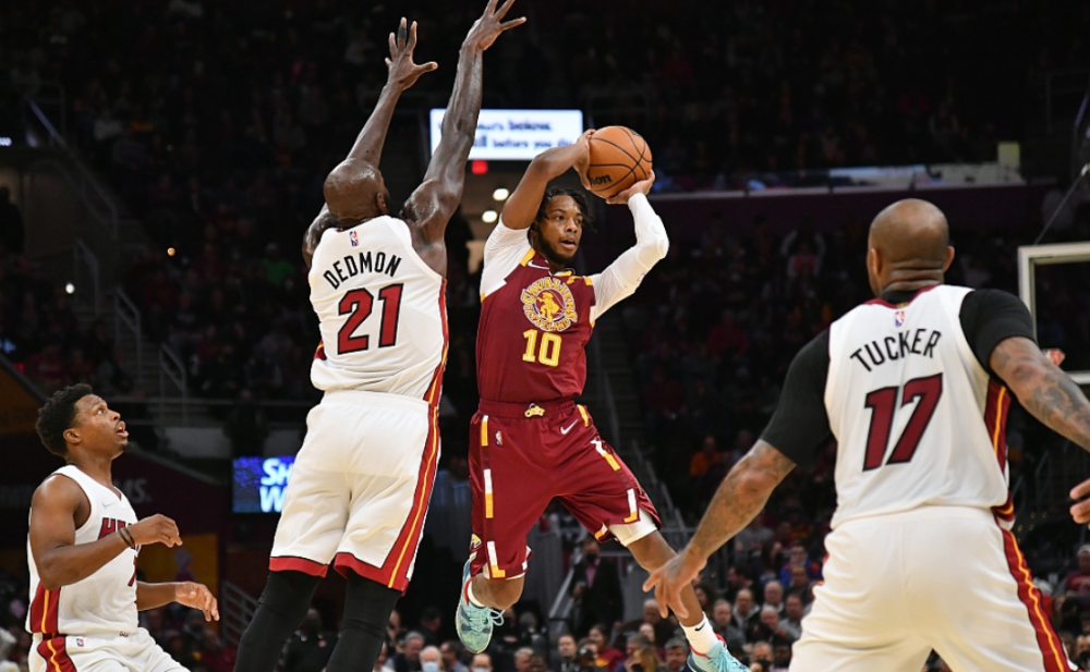 包含全明星赛赛前再迎强敌，夏洛特黄蜂再遭质疑，主帅态度：质疑声四起，细节决定成败的词条