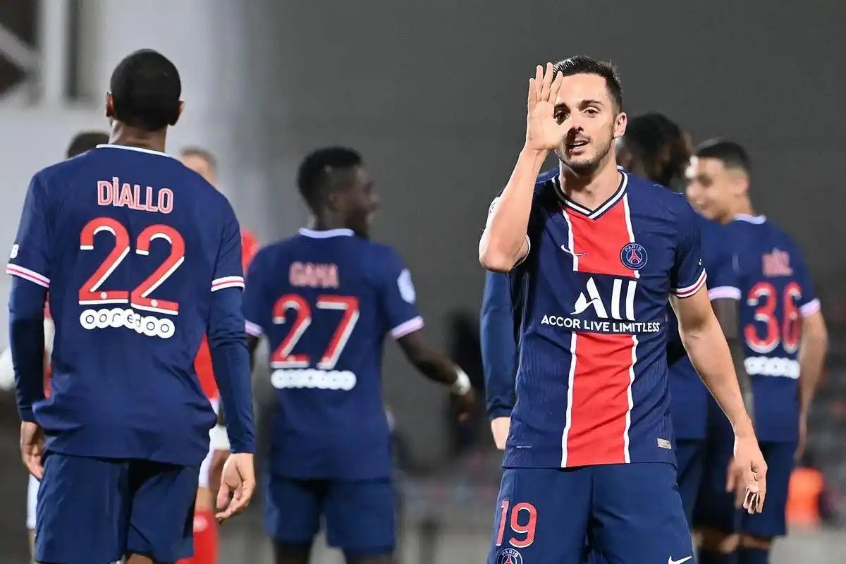 包含赛地聚焦——法甲今晚热度飙升；巴黎圣日耳曼门线救险；质疑声仍在；阵容厚度经受考验的词条